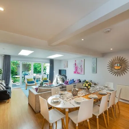 Great Large 4Bed House Near Tube Sleeps 7 -Perfect For London Stays